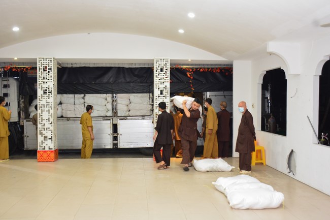 Continuing to support people in need in the Covid-19 pandemic of Hoang Phap Pagoda (series 4)